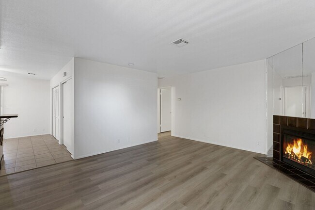 Foto del edificio - Private 2/2  Unit • Quiet Community • Prime North Phoenix Location