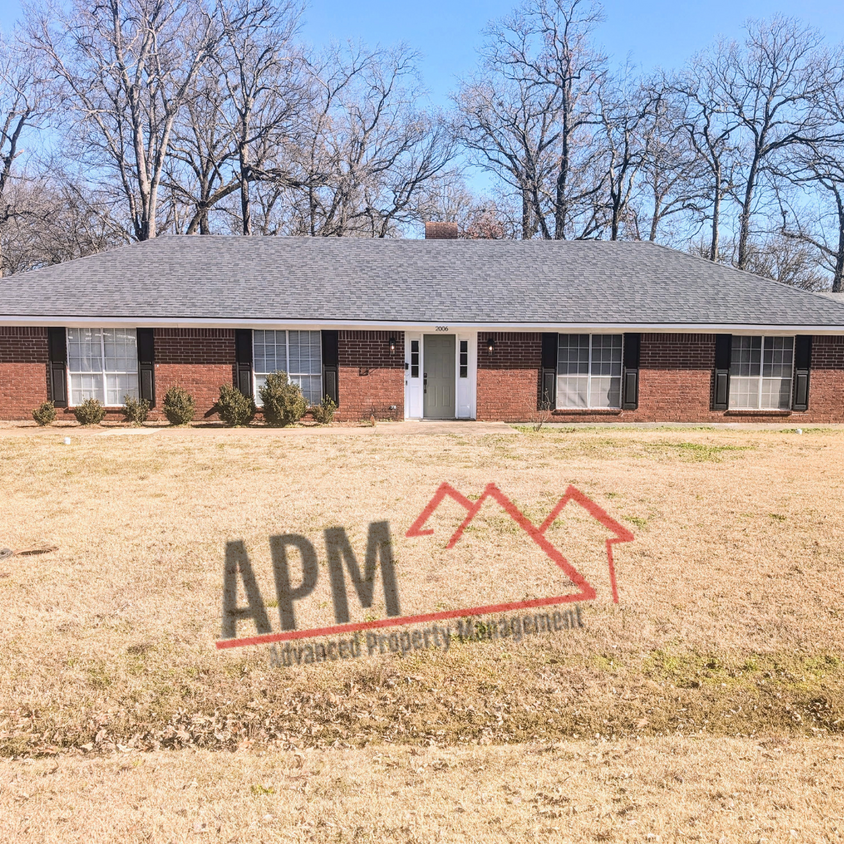 Primary Photo - Gorgeous home in North Monroe