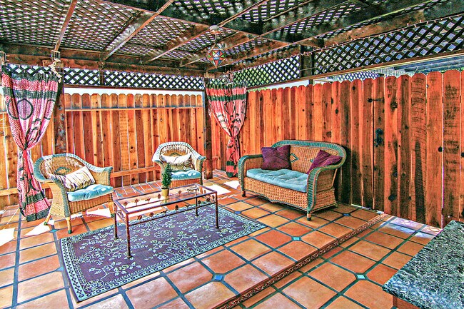 Amplia cabaña interior/exterior con cortinas para mayor privacidad. - 12 S Venice Blvd