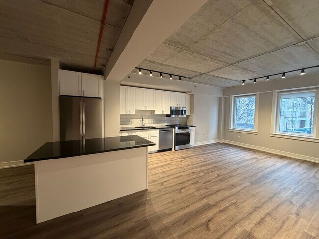 Building Photo - 952 W Carmen Ave