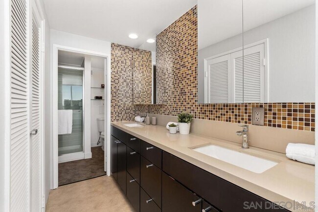 Foto del edificio - 2500 Torrey Pines Rd