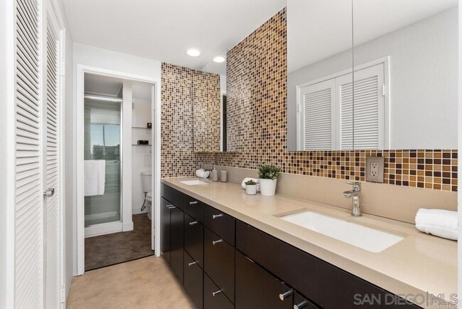 Building Photo - 2500 Torrey Pines Rd