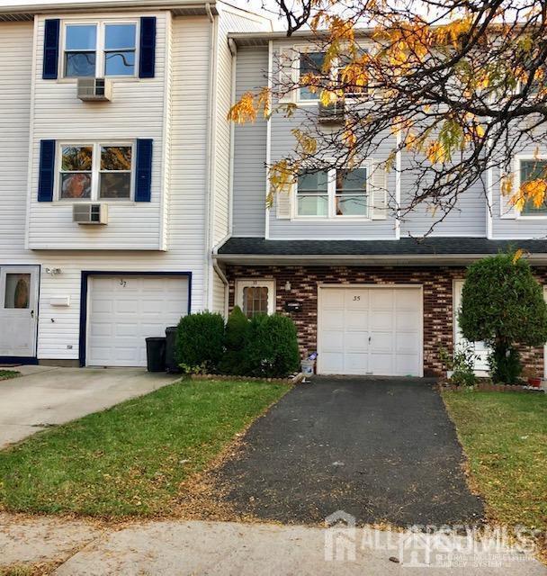 Building Photo - 35 Larch St