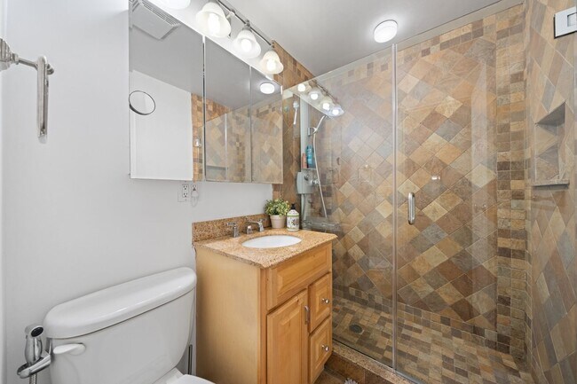 Foto del edificio - Charming 1BR Condo in Upper West Side