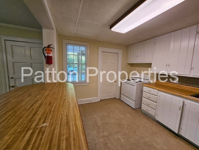 Building Photo - 1401 Kinderway &amp; 4300-4302 Wentworth -...