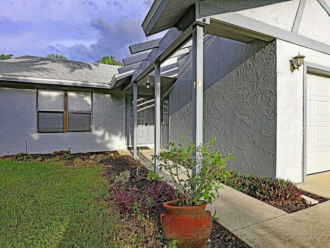 Foto del edificio - Duplex Cape Coral 3723