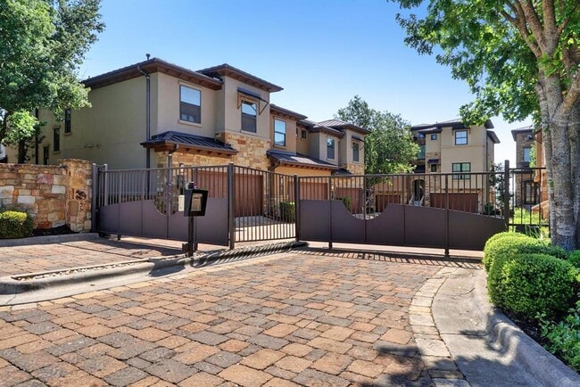 Building Photo - 6533 E Hill Dr