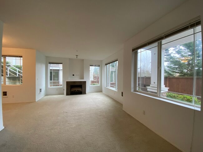 Building Photo - 15720 Manor Way