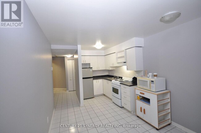 Building Photo - 450 MacLaren St