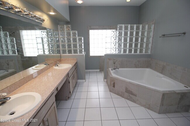 Foto del edificio - 5082 Cocoplum Ave