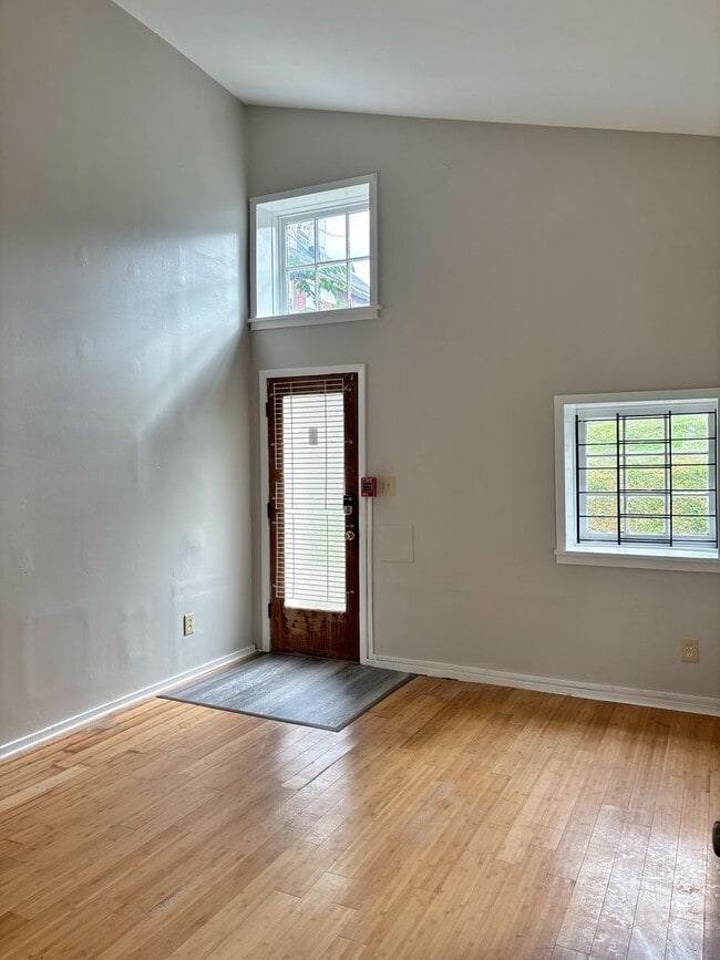 Building Photo - 520 Ferry St