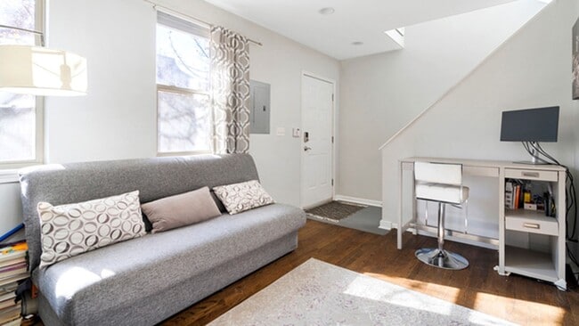 Building Photo - 720 W Evergreen Ave