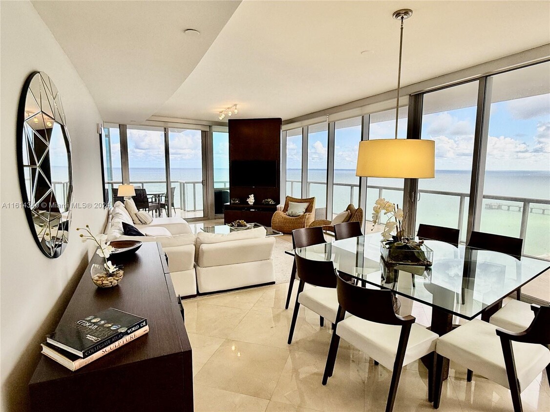 Foto principal - 17121 Collins Ave