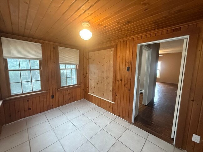 Building Photo - Two Bedroom, one bathroom house, Located i...