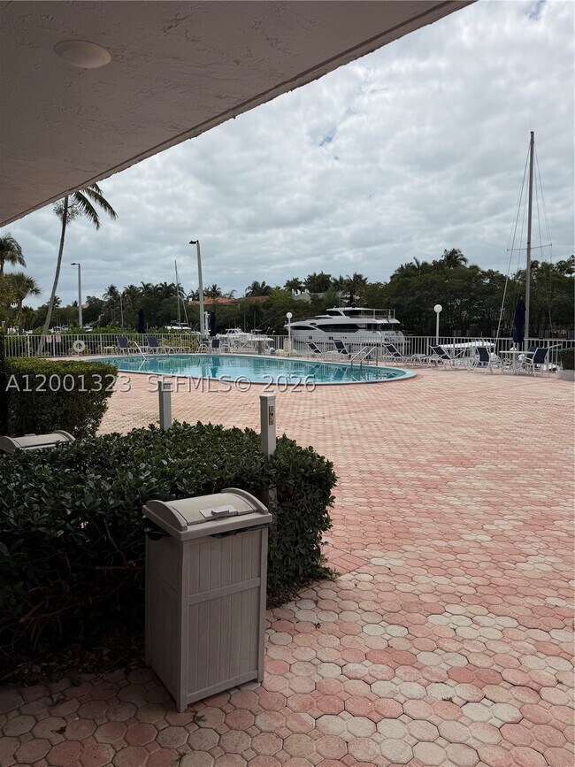 Foto del edificio - 100 Edgewater Dr