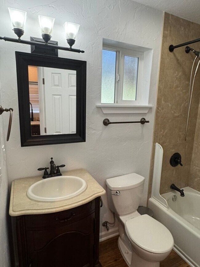 Foto del edificio - Charming Updated 1-Bedroom Home with Private Decks & Mini-Split Comfort