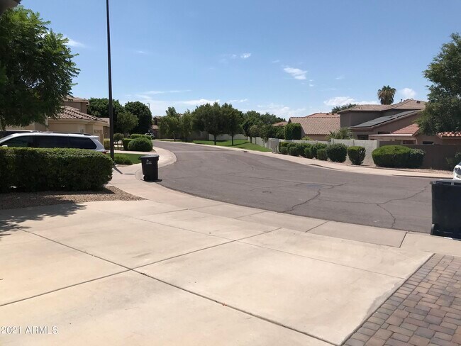 Building Photo - 891 N Date Palm Dr