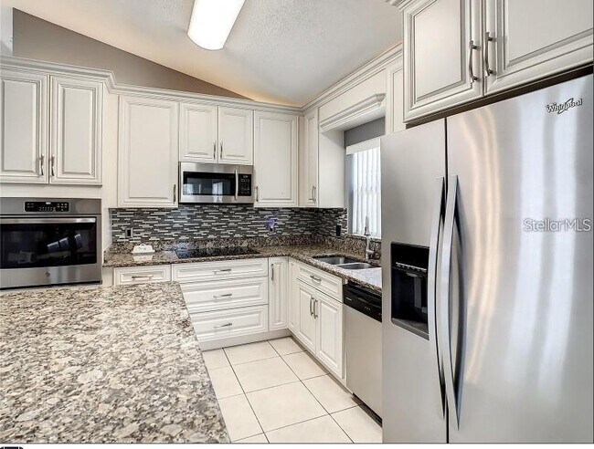 Building Photo - 9655 Hollyhill Dr