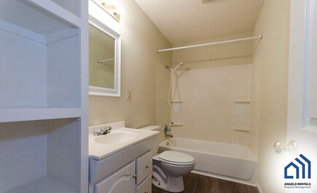 Foto del edificio - 2-bedroom 1 bath duplex Country living clo...