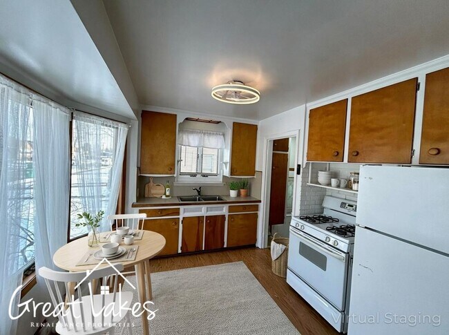 Foto del edificio - Charming 2 Bedroom 1 Bathroom now available for rent