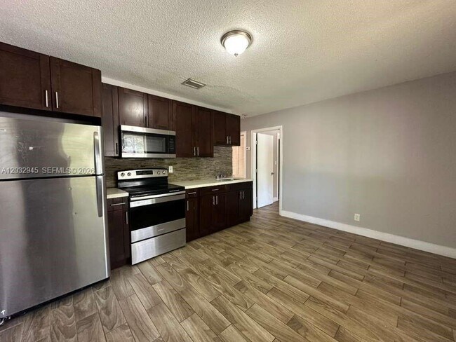 Foto del edificio - 647 NW 3rd Ave