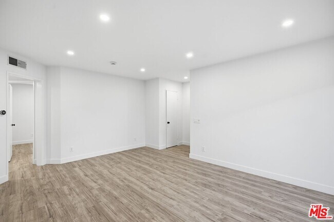 Foto del edificio - 13025 Moorpark St