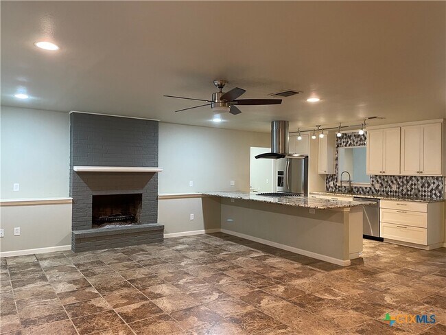 Foto del edificio - 1360 Poppy Ln