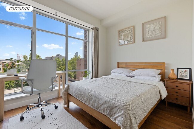 Foto del edificio - 1063-63 Jackson Ave