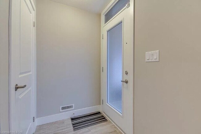 Building Photo - Hyde Park * 3 Bdrm Double Car Garage * 3 Level * MAY 1st