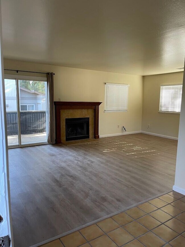 Foto del edificio - 2 Bed Bath Condo W/ Garage in Vallejo