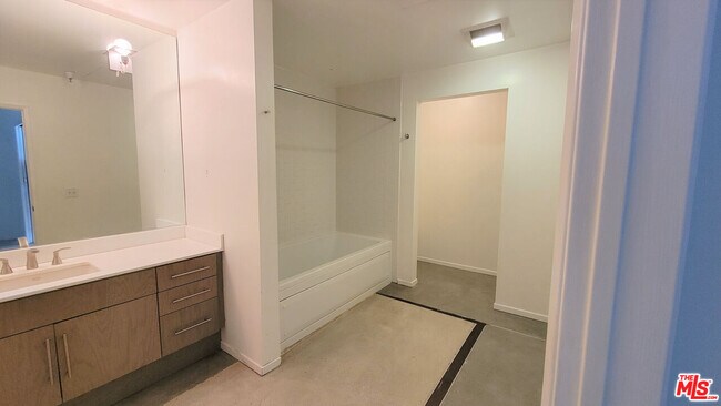Building Photo - 530 Molino St