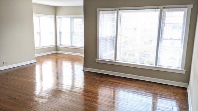 Living Room - 621 Sheridan Rd