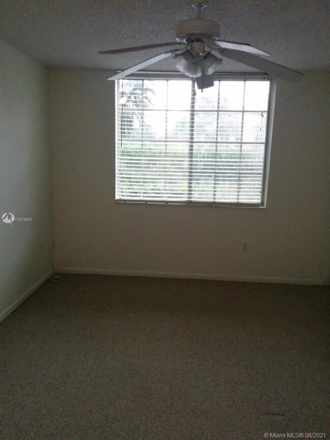 Foto del edificio - 1743 Village Blvd