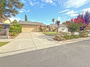 Building Photo - 1808 Loch Ness Way