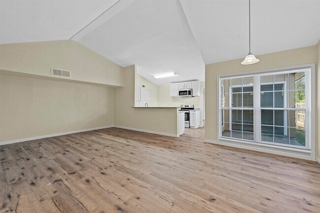 Building Photo - 6005 Dooley Dr