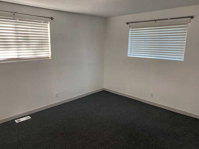 Building Photo - 2590 Robin Road - 2594