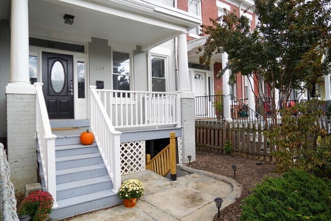 Building Photo - Lovely 4br/2bth home w/parking in Petworth - Priced to rent ASAP!