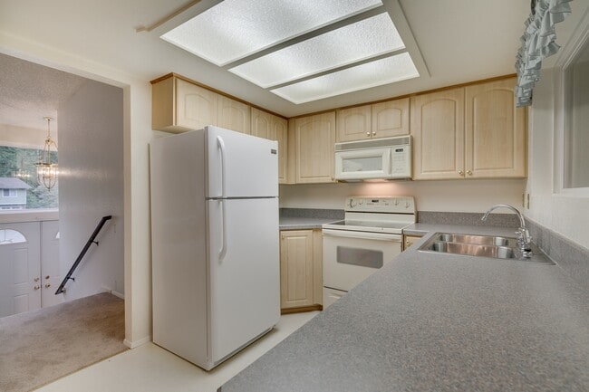 Building Photo - Beautiful 4 bedroom house with large backy...