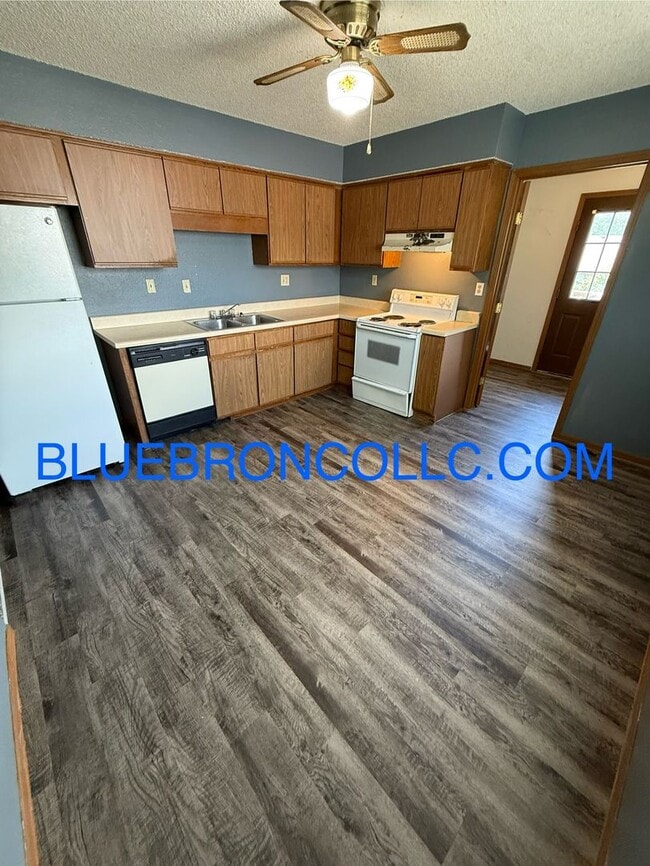 Building Photo - Updated 2-Bedroom Apartment in Raytowm