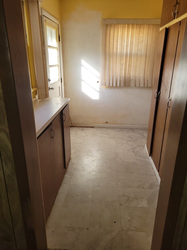 Foto del edificio - 819 W Broadway Ave