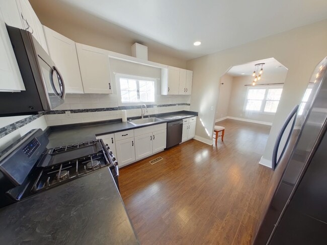 Building Photo - 402 N Kansas Ave