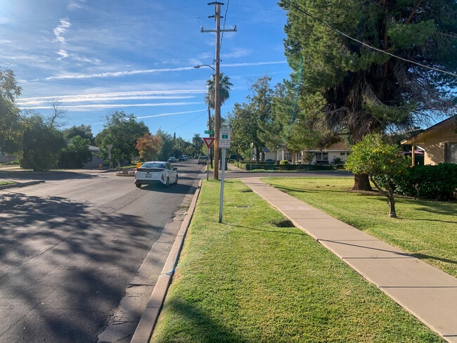 Building Photo - 832 S Maple Ave