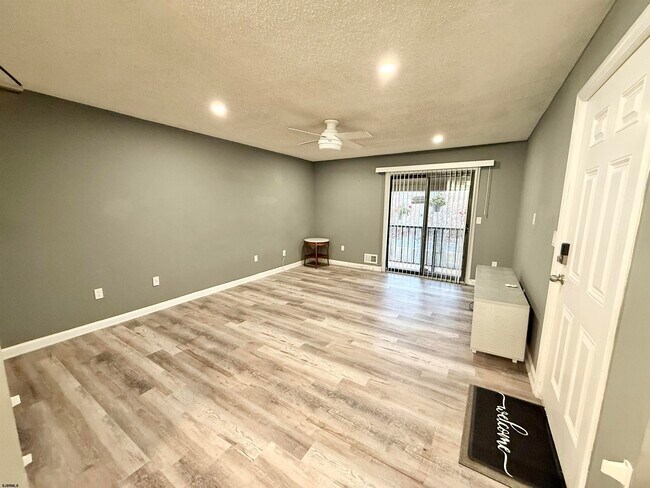 Building Photo - 12 Colonial Ct