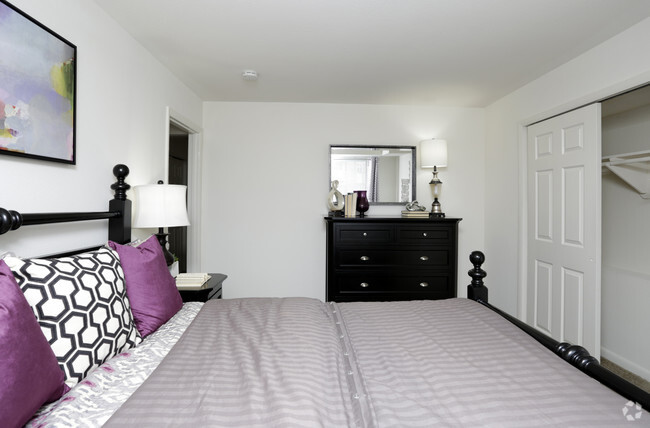 2BR, 1BA - 801 SF - Oakridge Manor Apartments