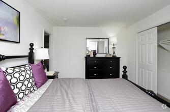 2BR, 1BA - 801 SF - Oakridge Manor Apartments