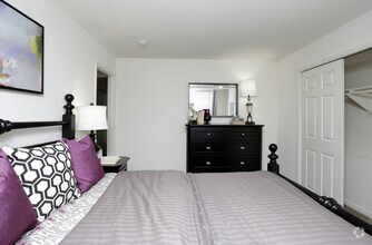 2BR, 1BA - 801 SF - Oakridge Manor Apartments