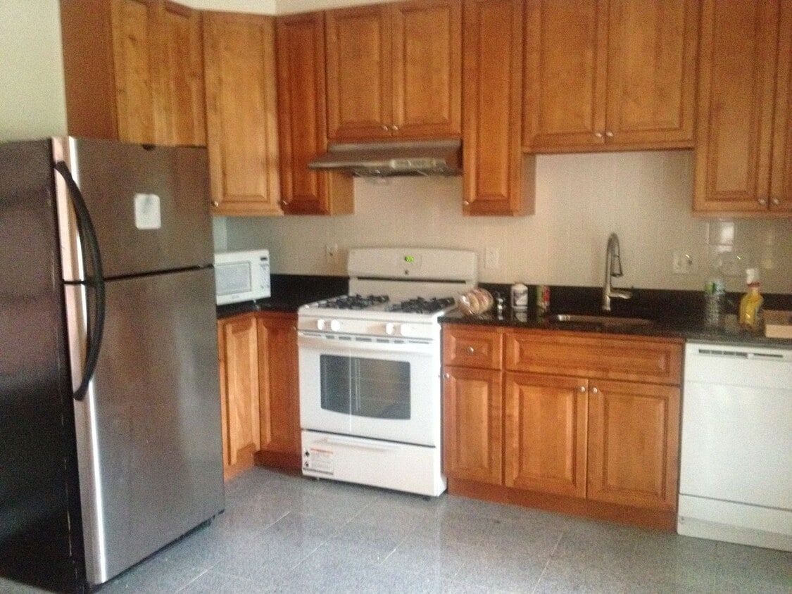 Fort Hill 5 Bed – 1,100 Sq Ft – W/D in Unit – High Ceilings – 9/1 - Fort Hill 5 Bed – 1,100 Sq Ft – W/D in Unit – High Ceilings – 9/1