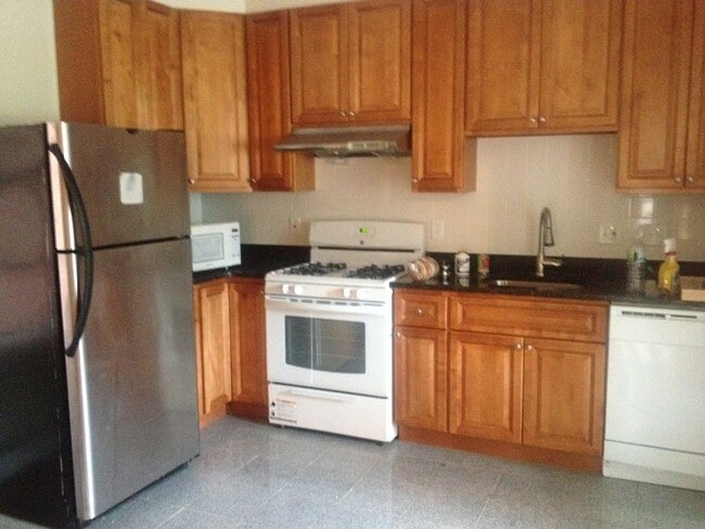 Fort Hill 5 Bed – 1,100 Sq Ft – W/D in Unit – High Ceilings – 9/1 - Fort Hill 5 Bed – 1,100 Sq Ft – W/D in Unit – High Ceilings – 9/1 Apartment