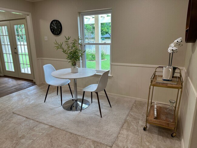 Foto del edificio - Updated 4 Bedroom Corner Lot in Woodway