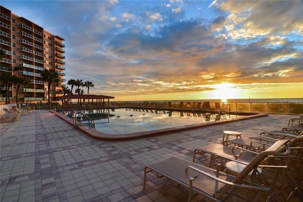 Piscina al atardecer - 880 Mandalay Ave